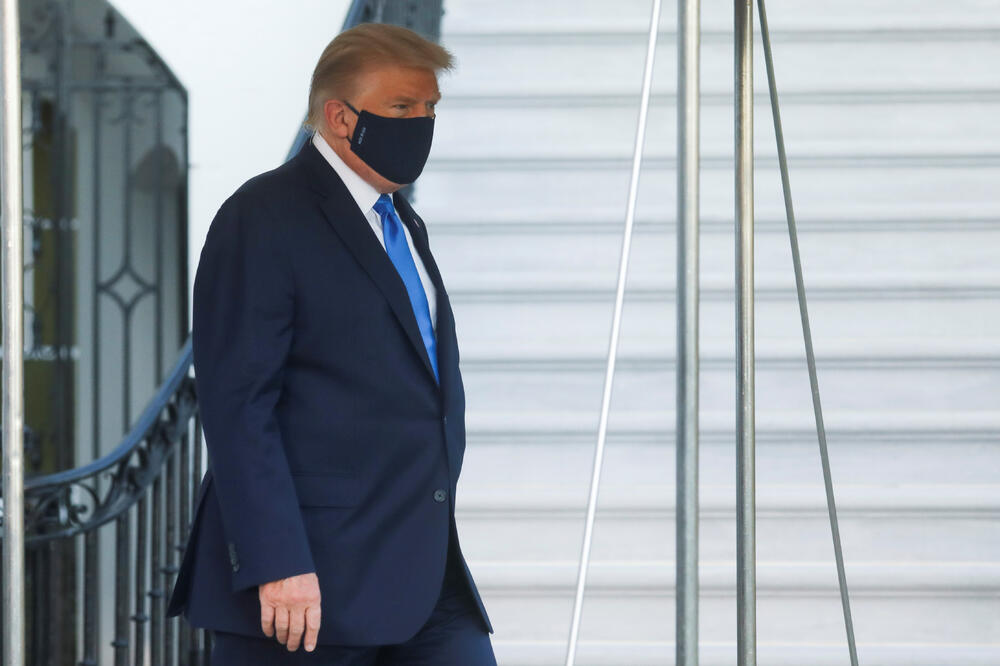 Tramp prije ulaska u helikopter kojim je prebačen u vojnu bolnicu, Foto: Reuters