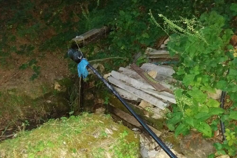 Crijevo kojim iz druge MZ odvode vodu u svoj bazen, Foto: Privatna arhiva