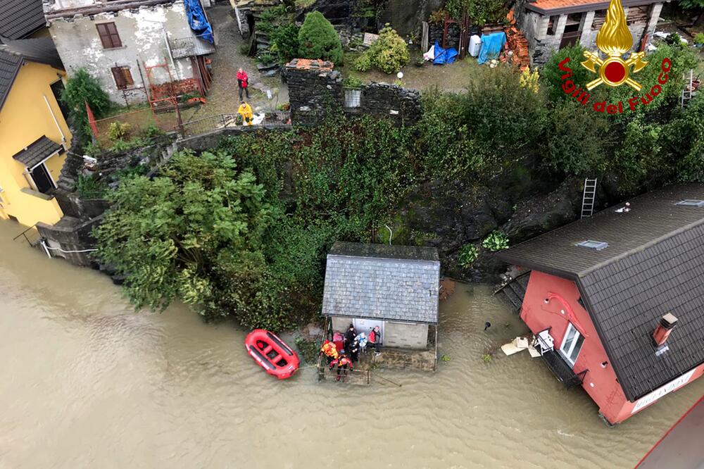 Detalj iz Italije: Vatrogasci evakuišu stanovnike, Foto: AP