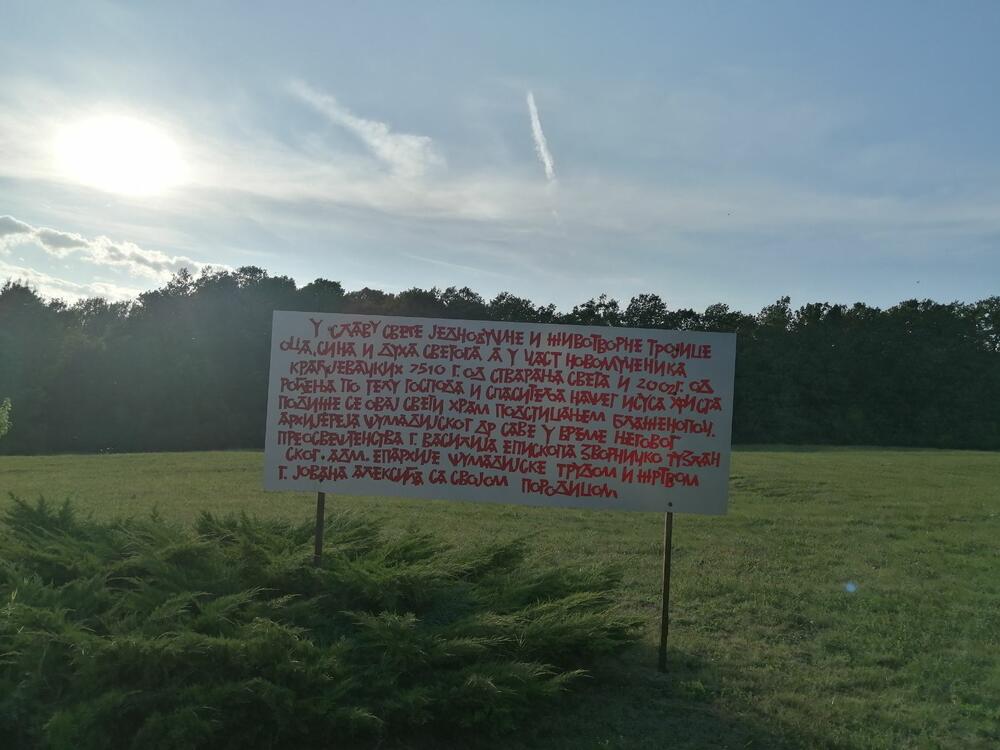 <p>Prema zvaničnim podacima, ubijeno je gotovo tri hiljade ljudi, odvedeni su svi muškarci od 16 do 65 godina, žene i djeca, a pred streljački vod su izvedeni prema naredbi koja je propisivala strijeljanje 100 Srba za ubijenog i 50 za ranjenog njemačkog vojnika...</p>