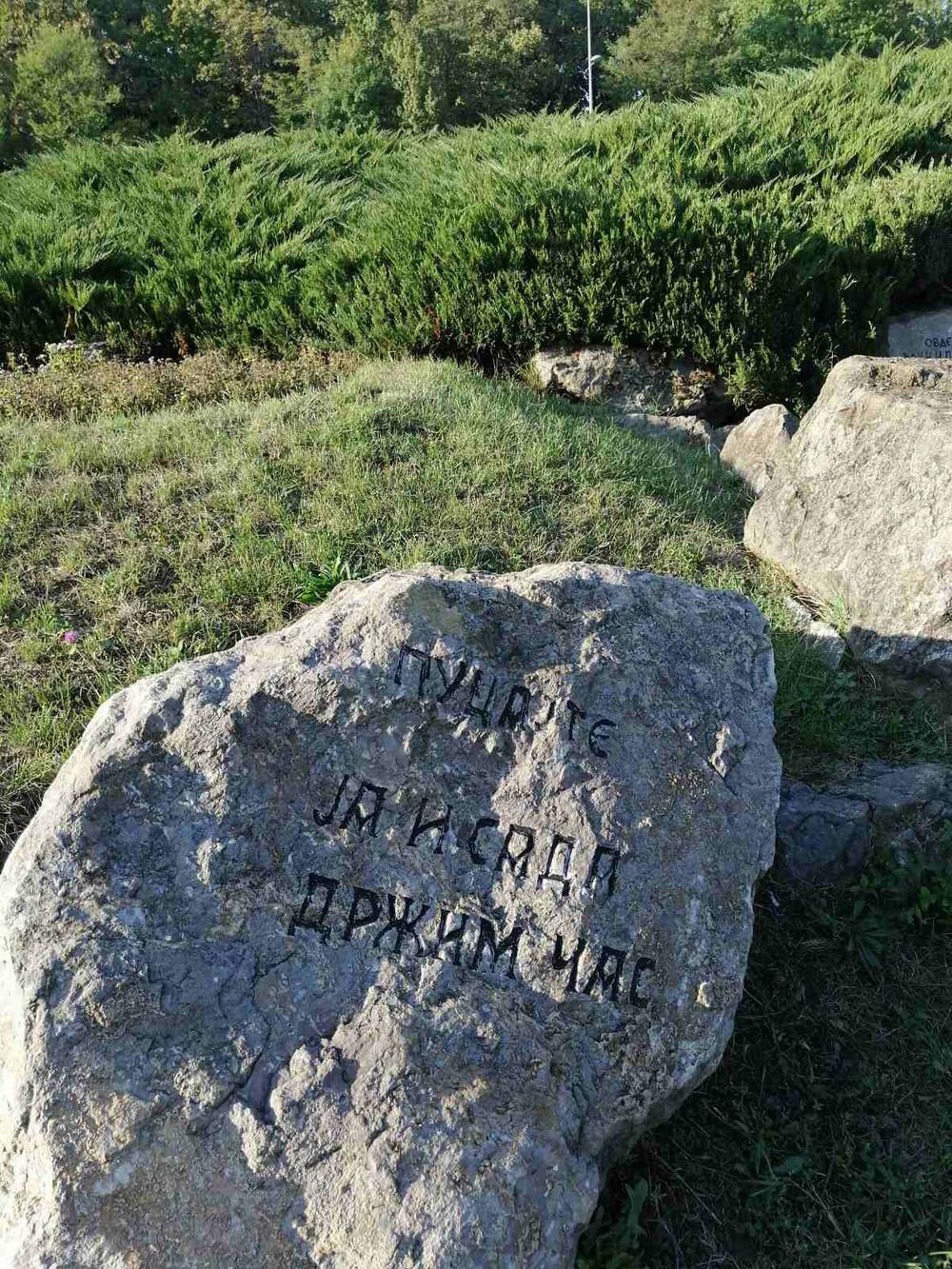 <p>Prema zvaničnim podacima, ubijeno je gotovo tri hiljade ljudi, odvedeni su svi muškarci od 16 do 65 godina, žene i djeca, a pred streljački vod su izvedeni prema naredbi koja je propisivala strijeljanje 100 Srba za ubijenog i 50 za ranjenog njemačkog vojnika...</p>