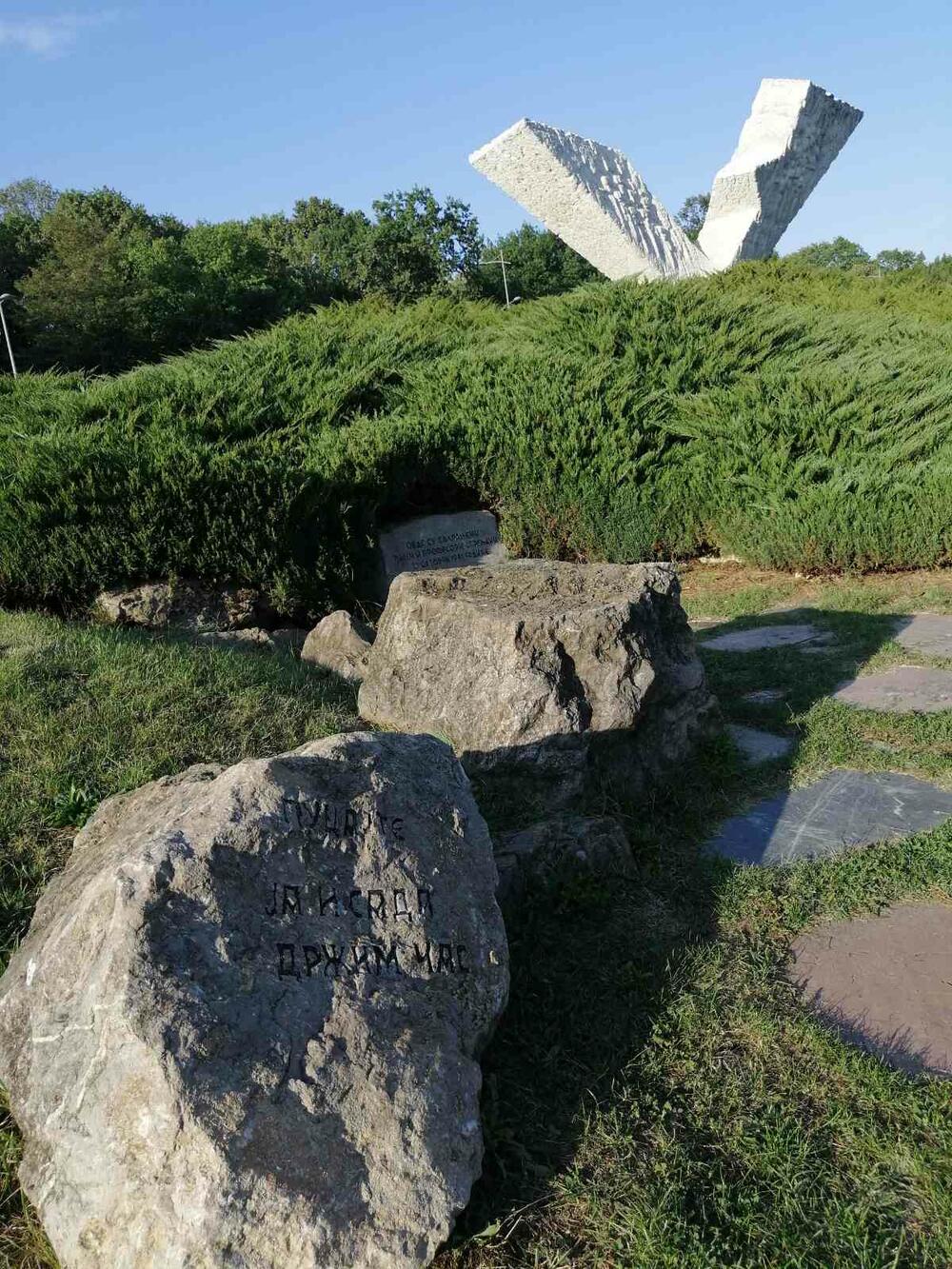 <p>Prema zvaničnim podacima, ubijeno je gotovo tri hiljade ljudi, odvedeni su svi muškarci od 16 do 65 godina, žene i djeca, a pred streljački vod su izvedeni prema naredbi koja je propisivala strijeljanje 100 Srba za ubijenog i 50 za ranjenog njemačkog vojnika...</p>