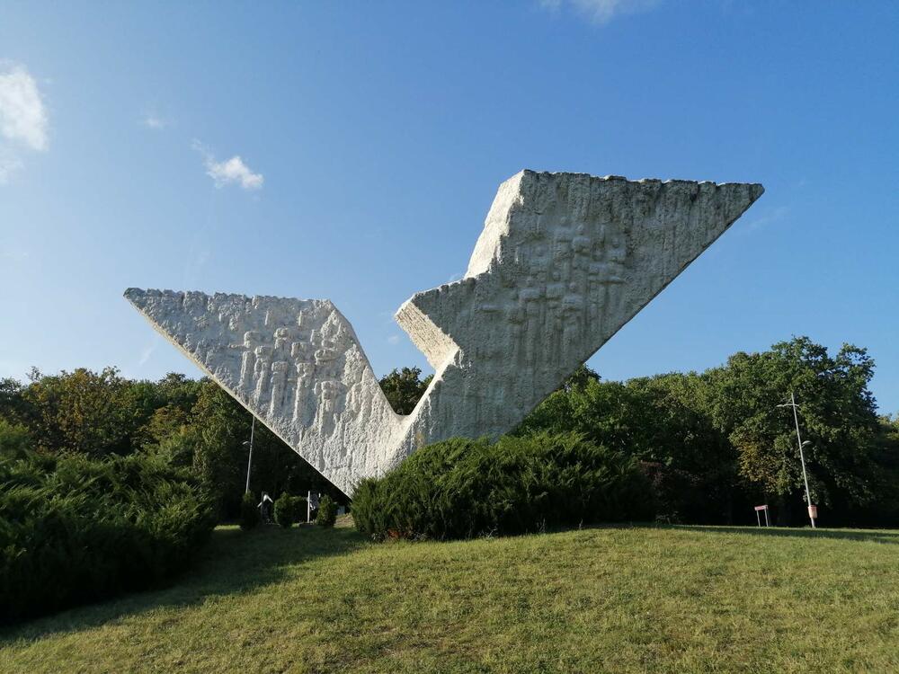 <p>Prema zvaničnim podacima, ubijeno je gotovo tri hiljade ljudi, odvedeni su svi muškarci od 16 do 65 godina, žene i djeca, a pred streljački vod su izvedeni prema naredbi koja je propisivala strijeljanje 100 Srba za ubijenog i 50 za ranjenog njemačkog vojnika...</p>