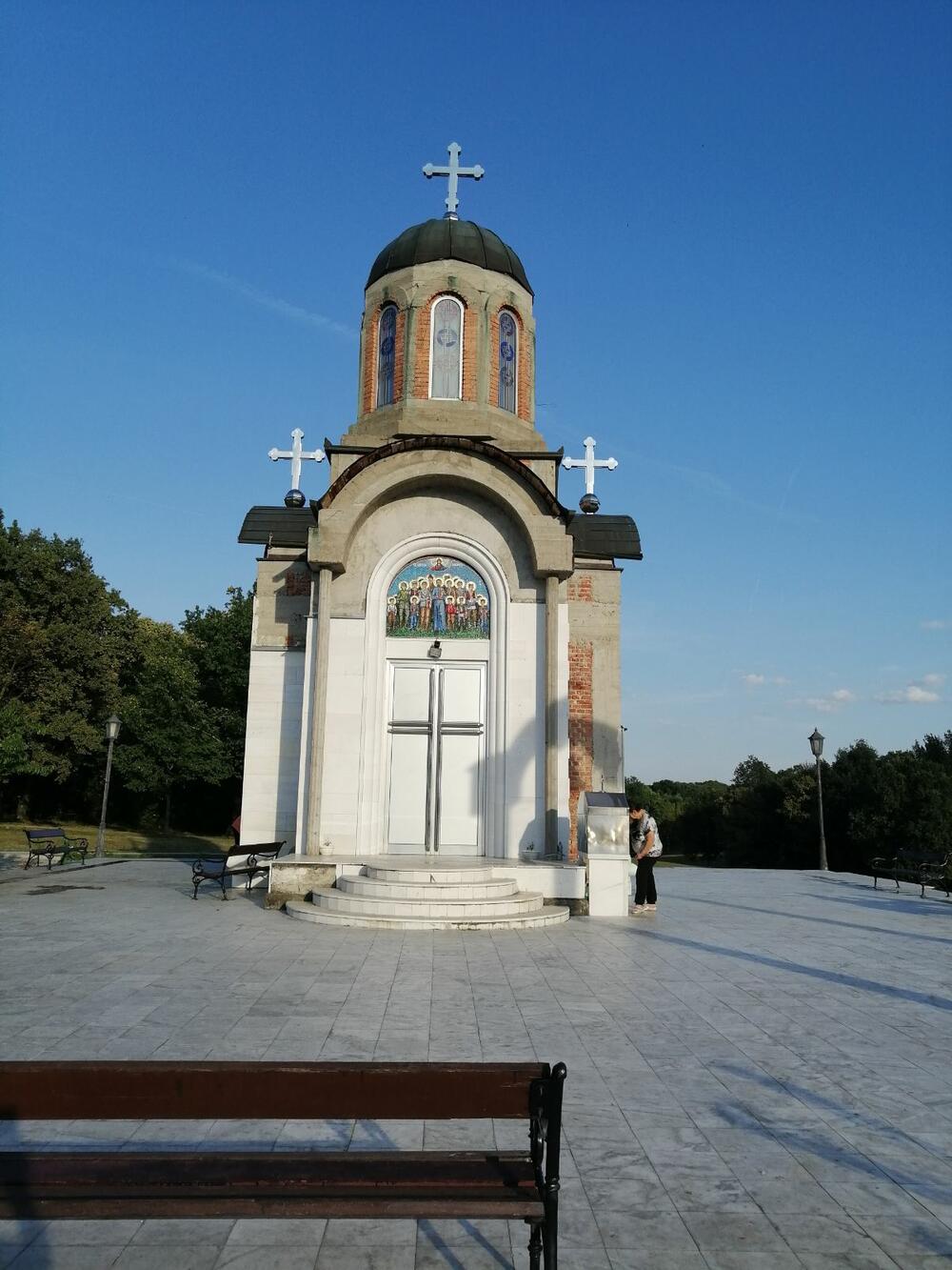 <p>Prema zvaničnim podacima, ubijeno je gotovo tri hiljade ljudi, odvedeni su svi muškarci od 16 do 65 godina, žene i djeca, a pred streljački vod su izvedeni prema naredbi koja je propisivala strijeljanje 100 Srba za ubijenog i 50 za ranjenog njemačkog vojnika...</p>