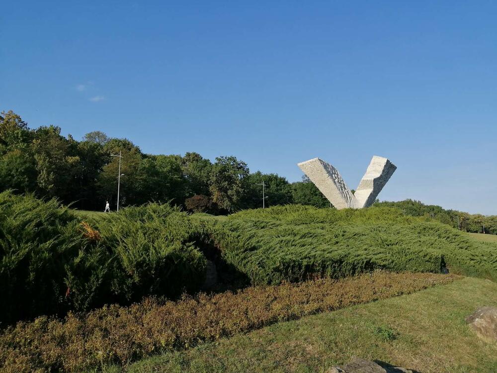<p>Prema zvaničnim podacima, ubijeno je gotovo tri hiljade ljudi, odvedeni su svi muškarci od 16 do 65 godina, žene i djeca, a pred streljački vod su izvedeni prema naredbi koja je propisivala strijeljanje 100 Srba za ubijenog i 50 za ranjenog njemačkog vojnika...</p>