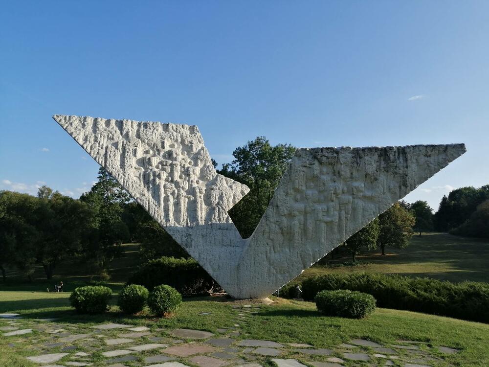 <p>Prema zvaničnim podacima, ubijeno je gotovo tri hiljade ljudi, odvedeni su svi muškarci od 16 do 65 godina, žene i djeca, a pred streljački vod su izvedeni prema naredbi koja je propisivala strijeljanje 100 Srba za ubijenog i 50 za ranjenog njemačkog vojnika...</p>