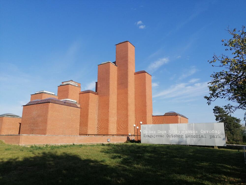 <p>Prema zvaničnim podacima, ubijeno je gotovo tri hiljade ljudi, odvedeni su svi muškarci od 16 do 65 godina, žene i djeca, a pred streljački vod su izvedeni prema naredbi koja je propisivala strijeljanje 100 Srba za ubijenog i 50 za ranjenog njemačkog vojnika...</p>