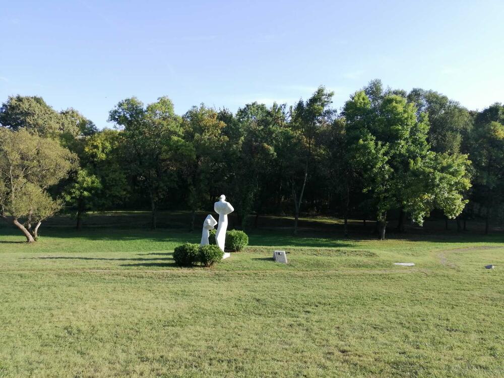 <p>Prema zvaničnim podacima, ubijeno je gotovo tri hiljade ljudi, odvedeni su svi muškarci od 16 do 65 godina, žene i djeca, a pred streljački vod su izvedeni prema naredbi koja je propisivala strijeljanje 100 Srba za ubijenog i 50 za ranjenog njemačkog vojnika...</p>