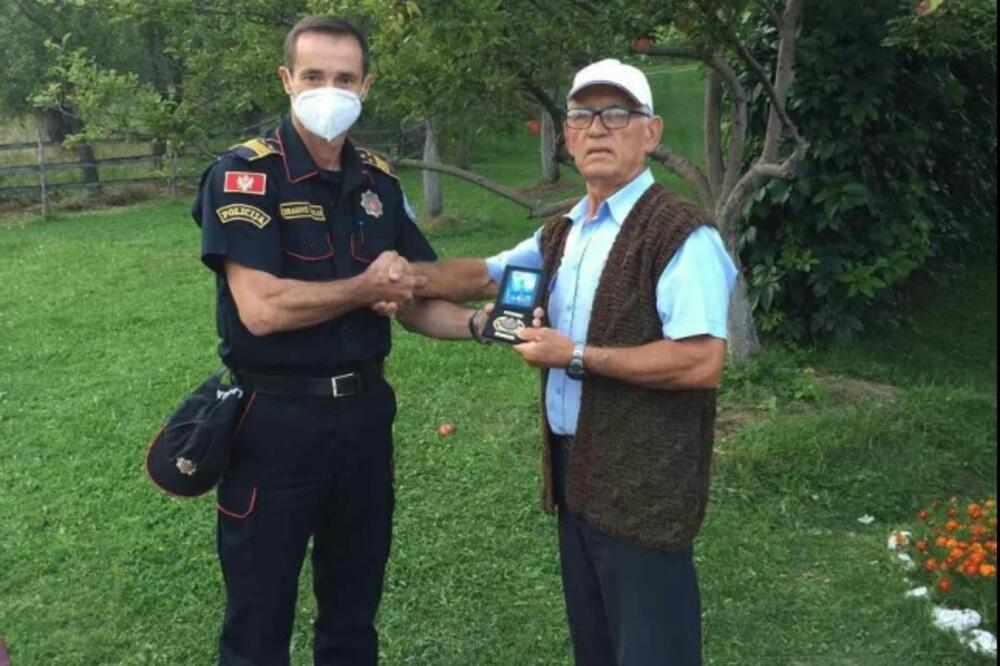 Značka, zahvalnica i članska karta, Foto: Privatna arhiva