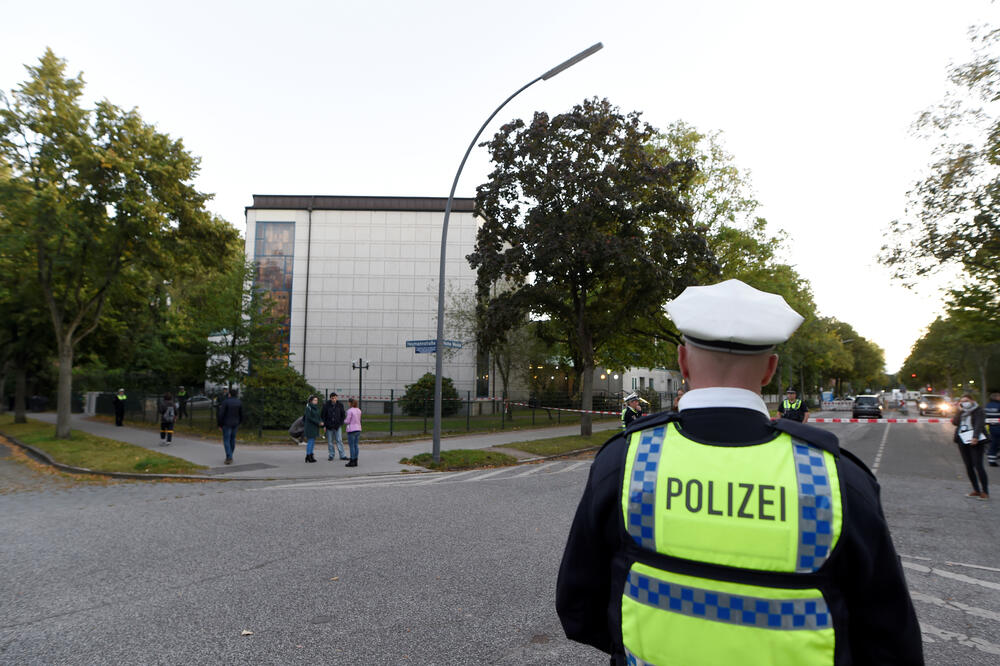 Policija ispred sinagoge u Hamburgu, Foto: Reuters
