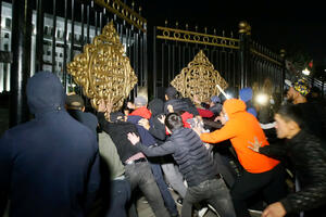 Haos u Kirgirstanu: Demonstranti kamionom razvalili vrata Vlade,...