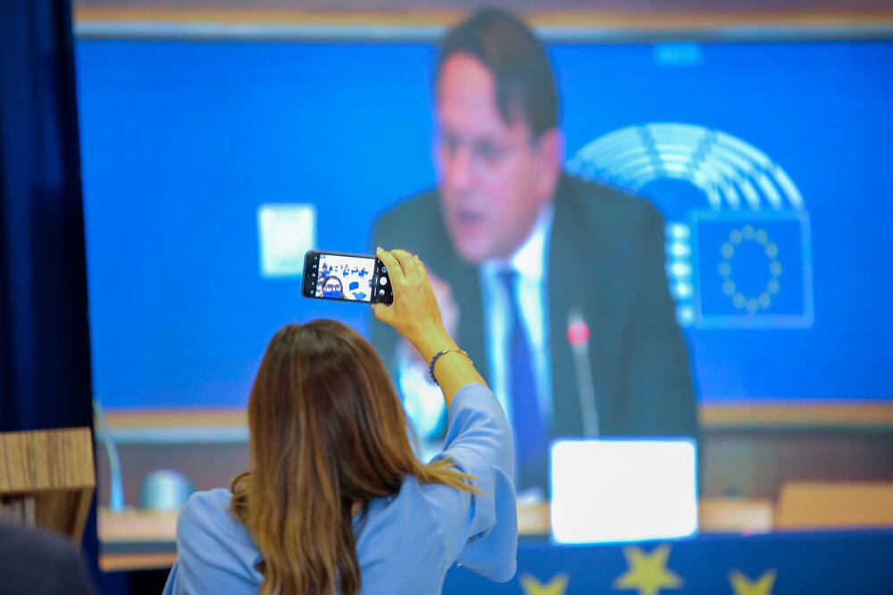 Varhelji govori na konferenciji za medije u Briselu, koju je uživo prenosio EU info centar