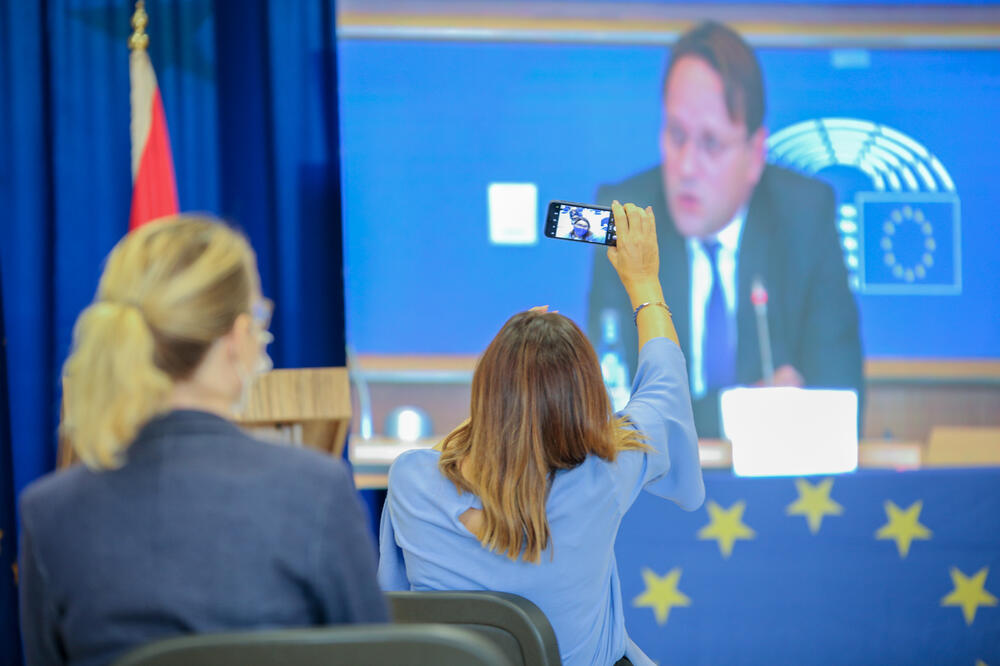Varhelji govori na konferenciji za medije u Briselu, koju je uživo prenosio EU info centar, Foto: EU info centar
