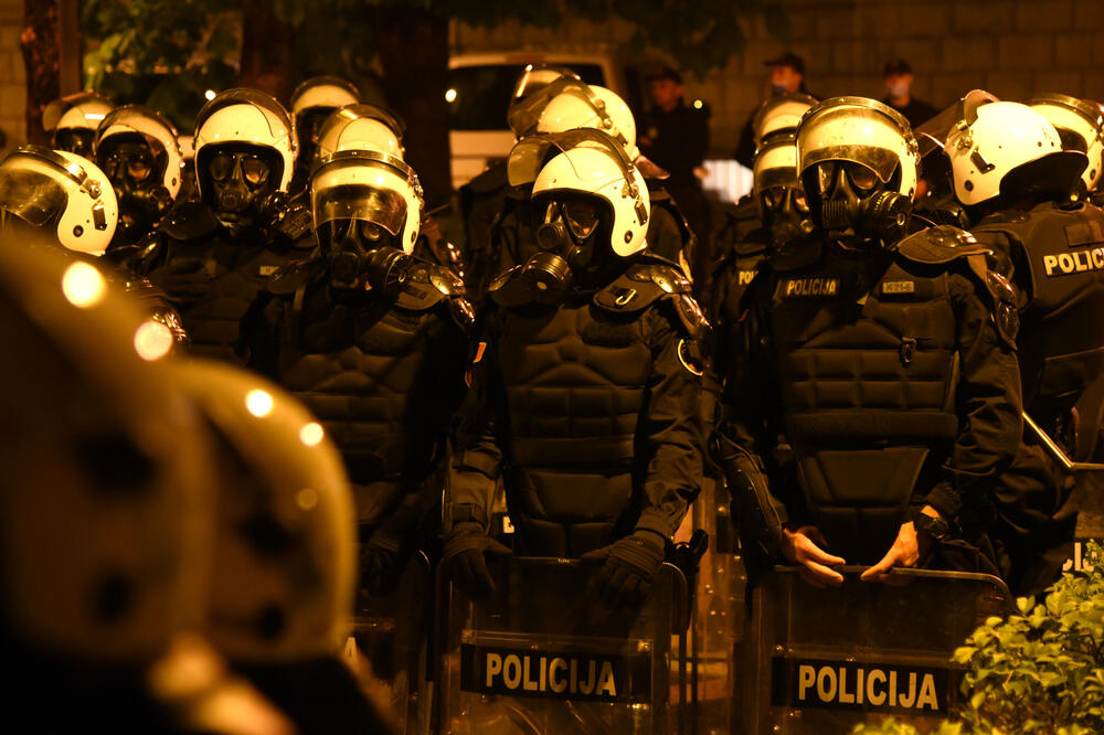 Pripadnici UP-a u noći kada je priveden Joanikije na saslušanje, Foto: Luka Zeković