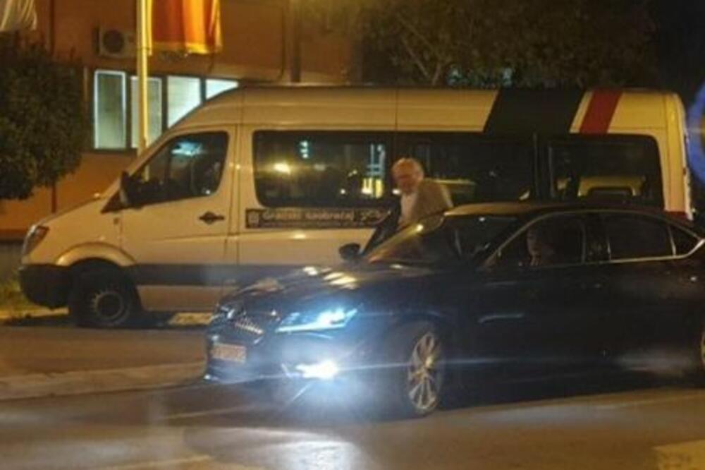 Mandic ulazi u sluzbenu skodu Opstine Kotor u Podgorici, Foto: Čitalac Vijesti