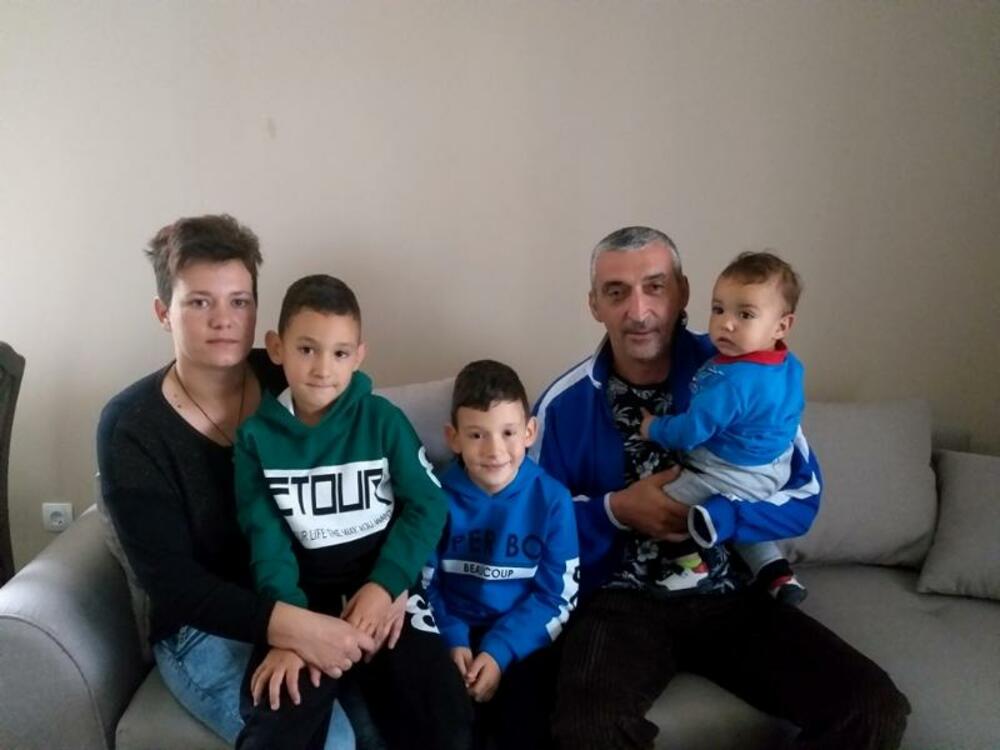 <p>“Nijesam očekivao da će moja djeca dobiti krov nad glavom. Presrećan sam, ne toliko zbog sebe, koliko zbog djece, da i oni imaju adekvatne uslove za život. Ranije gdje smo živjeli je bilo što se moralo, jer ta kuća koja je stara stotinu godina nije za život. Prije svega prokišnjavala je, nije imala sanitarni čvor, kuća je na izbu, sve je bilo počelo da truli, propada”, priča Igor</p>