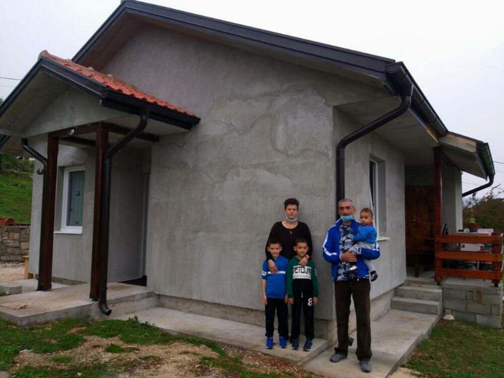 <p>“Nijesam očekivao da će moja djeca dobiti krov nad glavom. Presrećan sam, ne toliko zbog sebe, koliko zbog djece, da i oni imaju adekvatne uslove za život. Ranije gdje smo živjeli je bilo što se moralo, jer ta kuća koja je stara stotinu godina nije za život. Prije svega prokišnjavala je, nije imala sanitarni čvor, kuća je na izbu, sve je bilo počelo da truli, propada”, priča Igor</p>