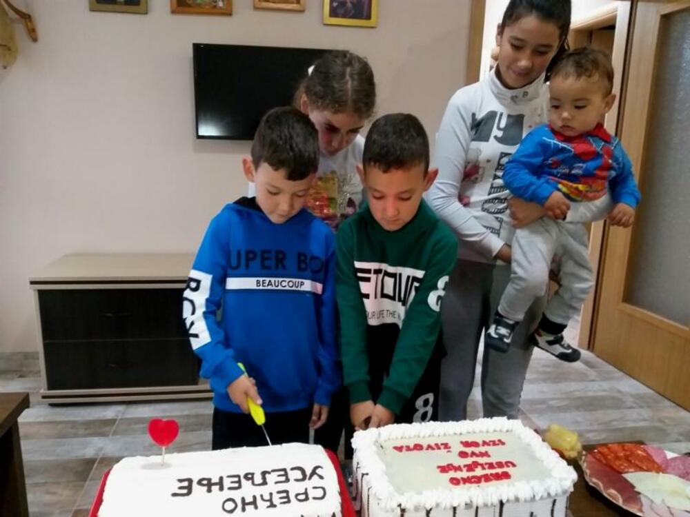 <p>“Nijesam očekivao da će moja djeca dobiti krov nad glavom. Presrećan sam, ne toliko zbog sebe, koliko zbog djece, da i oni imaju adekvatne uslove za život. Ranije gdje smo živjeli je bilo što se moralo, jer ta kuća koja je stara stotinu godina nije za život. Prije svega prokišnjavala je, nije imala sanitarni čvor, kuća je na izbu, sve je bilo počelo da truli, propada”, priča Igor</p>