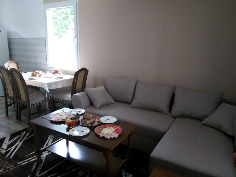 <p>“Nijesam očekivao da će moja djeca dobiti krov nad glavom. Presrećan sam, ne toliko zbog sebe, koliko zbog djece, da i oni imaju adekvatne uslove za život. Ranije gdje smo živjeli je bilo što se moralo, jer ta kuća koja je stara stotinu godina nije za život. Prije svega prokišnjavala je, nije imala sanitarni čvor, kuća je na izbu, sve je bilo počelo da truli, propada”, priča Igor</p>