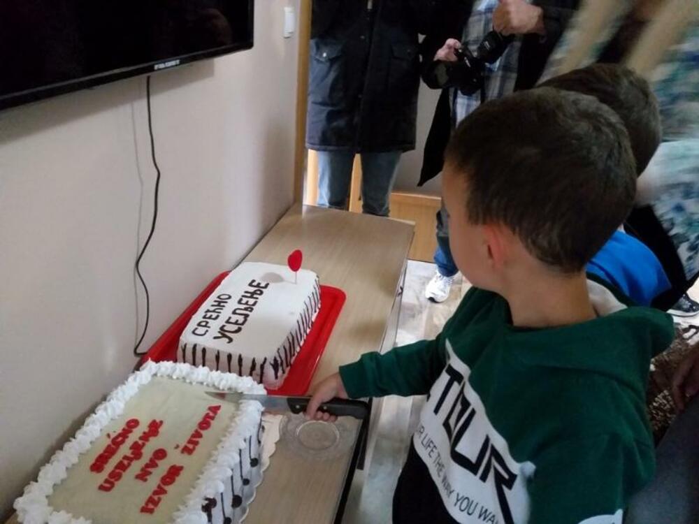 <p>“Nijesam očekivao da će moja djeca dobiti krov nad glavom. Presrećan sam, ne toliko zbog sebe, koliko zbog djece, da i oni imaju adekvatne uslove za život. Ranije gdje smo živjeli je bilo što se moralo, jer ta kuća koja je stara stotinu godina nije za život. Prije svega prokišnjavala je, nije imala sanitarni čvor, kuća je na izbu, sve je bilo počelo da truli, propada”, priča Igor</p>