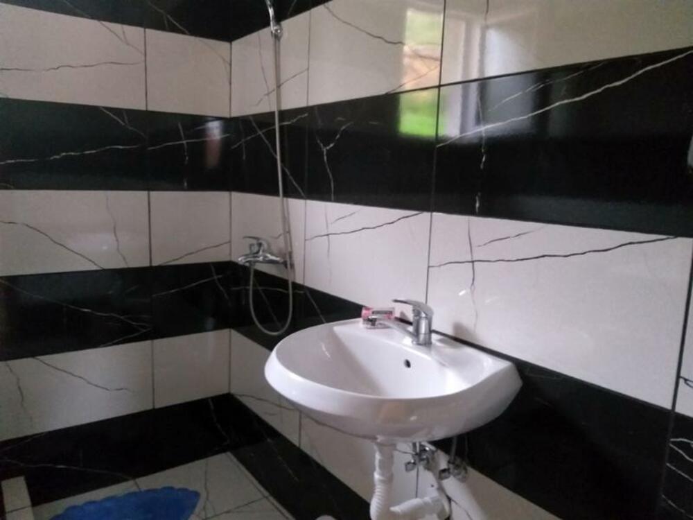 <p>“Nijesam očekivao da će moja djeca dobiti krov nad glavom. Presrećan sam, ne toliko zbog sebe, koliko zbog djece, da i oni imaju adekvatne uslove za život. Ranije gdje smo živjeli je bilo što se moralo, jer ta kuća koja je stara stotinu godina nije za život. Prije svega prokišnjavala je, nije imala sanitarni čvor, kuća je na izbu, sve je bilo počelo da truli, propada”, priča Igor</p>