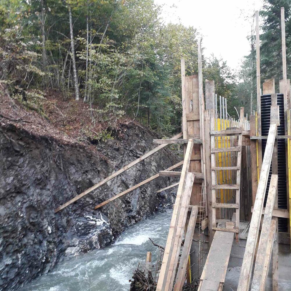 <p>„Odlučni smo u namjeri da obustavimo radove. Dosadašnja vlast nije prezala od gaženja Ustava, kojim je određeno da smo ekološka država, kao i da su svi dužni da čuvaju i unapređuju životnu sredinu. Ovo ne liči na unapređenje životne sredine. Ovo je devastiranje. Glavni investitor ove mHE je kum Blaža Đukanovića, sina predsjednika države. Građani Skrbuše, Rečina i Kolašina odlučni su da ova zaustave“, kazao je jedan od vlasnika imanja u rečinama i na Skrbuši Zoran Medenica</p>