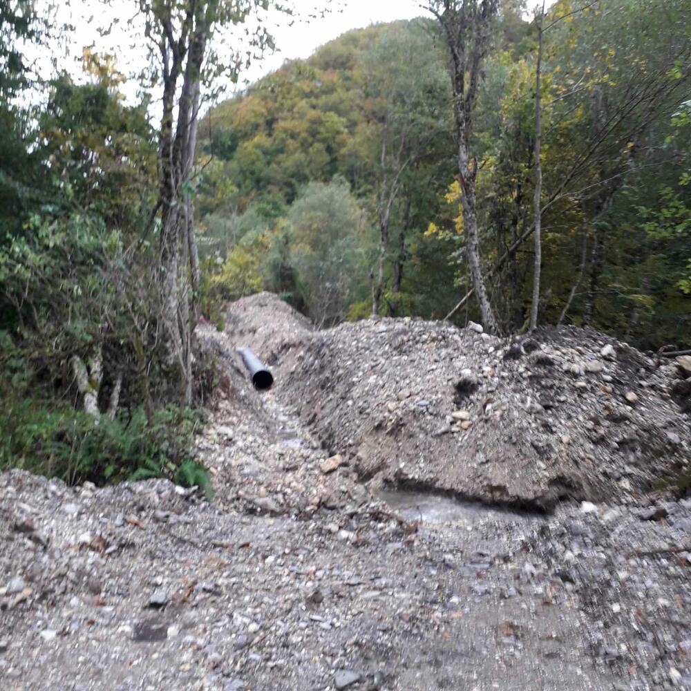 <p>„Odlučni smo u namjeri da obustavimo radove. Dosadašnja vlast nije prezala od gaženja Ustava, kojim je određeno da smo ekološka država, kao i da su svi dužni da čuvaju i unapređuju životnu sredinu. Ovo ne liči na unapređenje životne sredine. Ovo je devastiranje. Glavni investitor ove mHE je kum Blaža Đukanovića, sina predsjednika države. Građani Skrbuše, Rečina i Kolašina odlučni su da ova zaustave“, kazao je jedan od vlasnika imanja u rečinama i na Skrbuši Zoran Medenica</p>