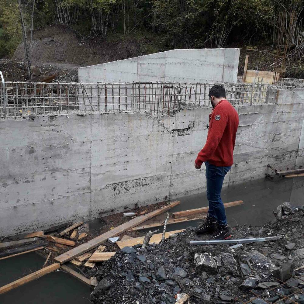 <p>„Odlučni smo u namjeri da obustavimo radove. Dosadašnja vlast nije prezala od gaženja Ustava, kojim je određeno da smo ekološka država, kao i da su svi dužni da čuvaju i unapređuju životnu sredinu. Ovo ne liči na unapređenje životne sredine. Ovo je devastiranje. Glavni investitor ove mHE je kum Blaža Đukanovića, sina predsjednika države. Građani Skrbuše, Rečina i Kolašina odlučni su da ova zaustave“, kazao je jedan od vlasnika imanja u rečinama i na Skrbuši Zoran Medenica</p>