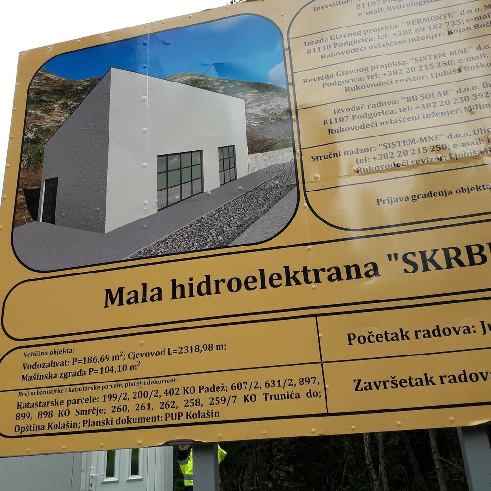 <p>„Odlučni smo u namjeri da obustavimo radove. Dosadašnja vlast nije prezala od gaženja Ustava, kojim je određeno da smo ekološka država, kao i da su svi dužni da čuvaju i unapređuju životnu sredinu. Ovo ne liči na unapređenje životne sredine. Ovo je devastiranje. Glavni investitor ove mHE je kum Blaža Đukanovića, sina predsjednika države. Građani Skrbuše, Rečina i Kolašina odlučni su da ova zaustave“, kazao je jedan od vlasnika imanja u rečinama i na Skrbuši Zoran Medenica</p>