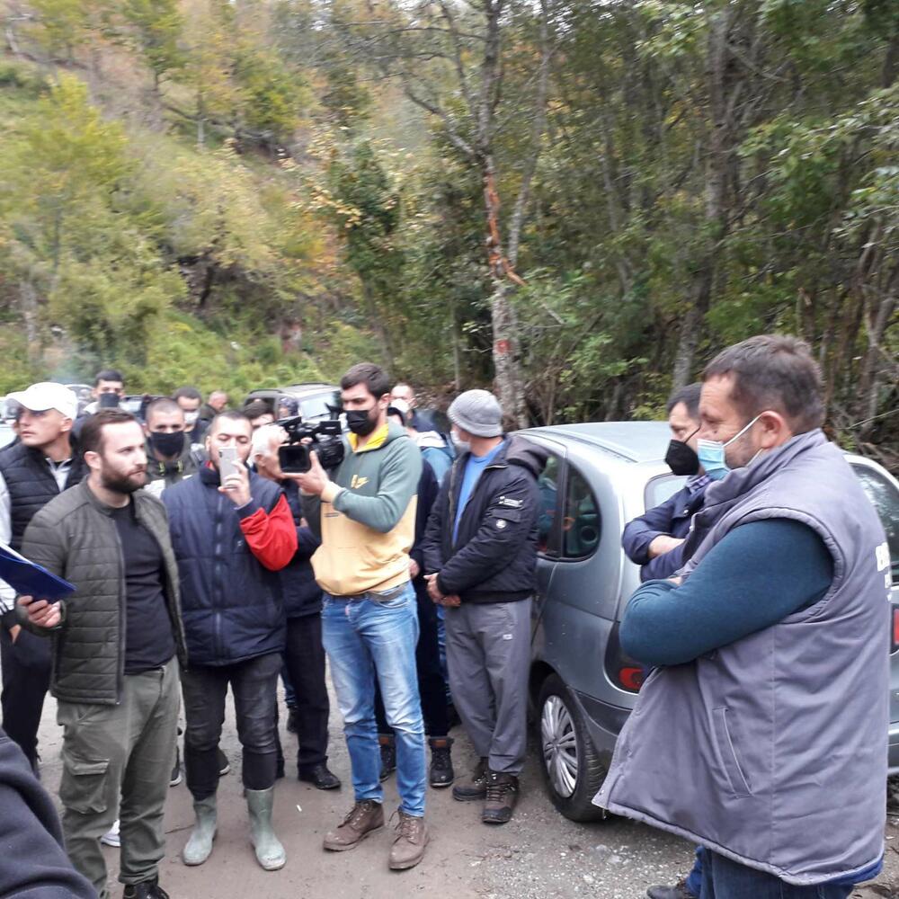 <p>„Odlučni smo u namjeri da obustavimo radove. Dosadašnja vlast nije prezala od gaženja Ustava, kojim je određeno da smo ekološka država, kao i da su svi dužni da čuvaju i unapređuju životnu sredinu. Ovo ne liči na unapređenje životne sredine. Ovo je devastiranje. Glavni investitor ove mHE je kum Blaža Đukanovića, sina predsjednika države. Građani Skrbuše, Rečina i Kolašina odlučni su da ova zaustave“, kazao je jedan od vlasnika imanja u rečinama i na Skrbuši Zoran Medenica</p>
