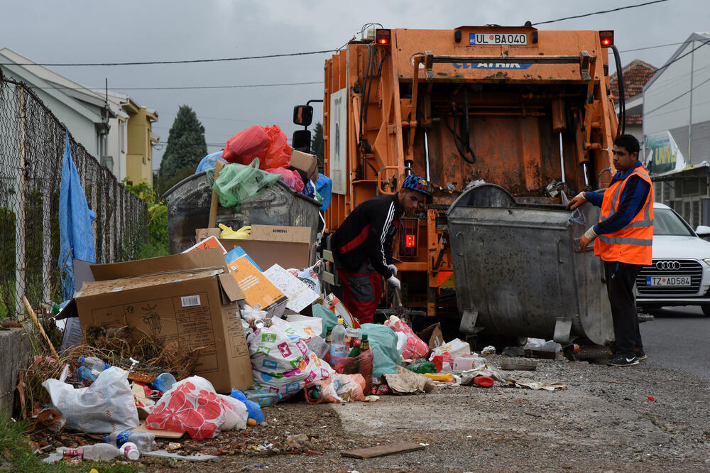 Komunalci iz Ulcinja uklanjanju smeće iz Tuzi, Foto: Luka Zeković