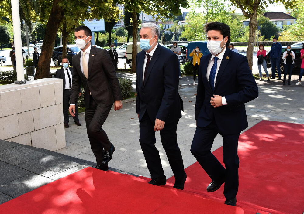 milo đukanović
Bečić, Krivokapić i Abazović dolaze kod Đukanovića