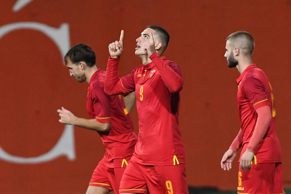 Nedovoljan jedan gol: Krstović slavi sa Maleševićem i Roganovićem, Foto: Savo Prelević