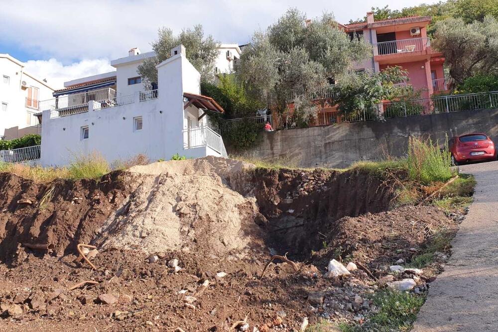 Tvrde da gradnja ugrožava okolne kuće, Foto: Vuk Lajović