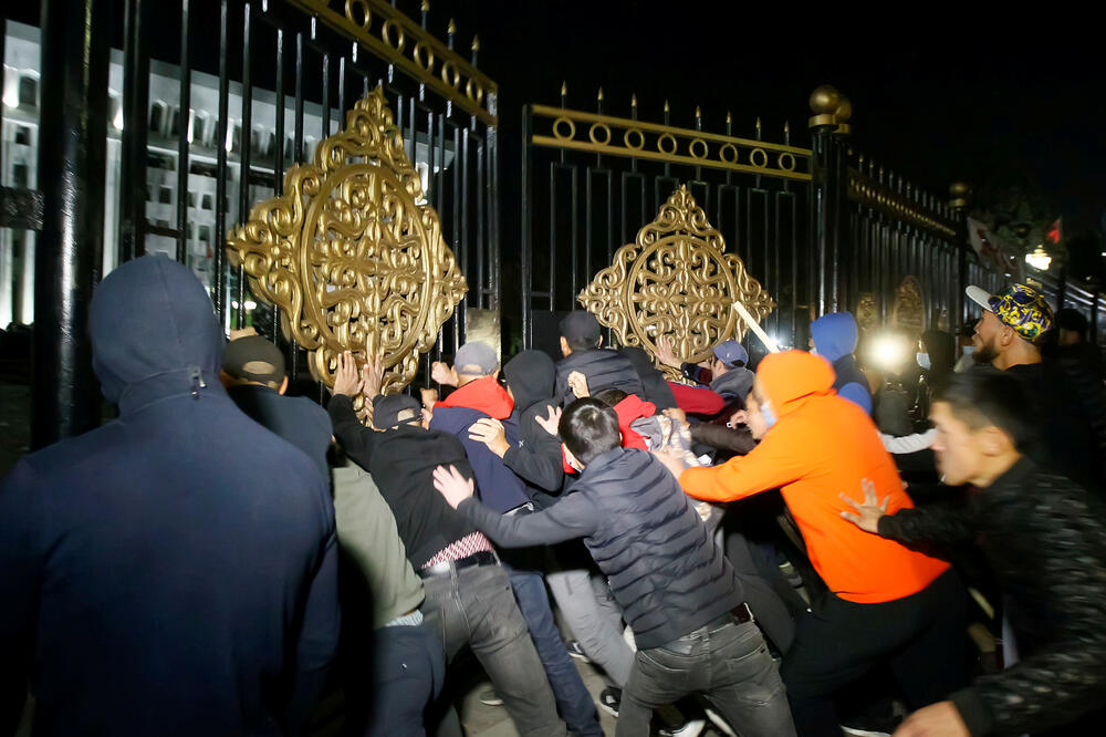 Demonstranti upadaju u zgradu vlade u Biškeku, Kirgistan, Foto: Reuters