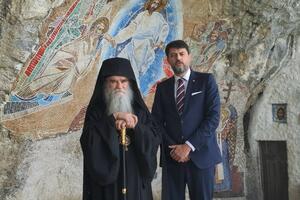 Ambasada Srbije: Vučić poželio Amfilohiju brz i uspješan opravak i...