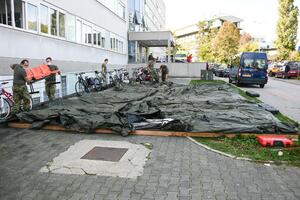 Zagreb: Vojska postavila šatore za trijažu ispred Kliničkog centra