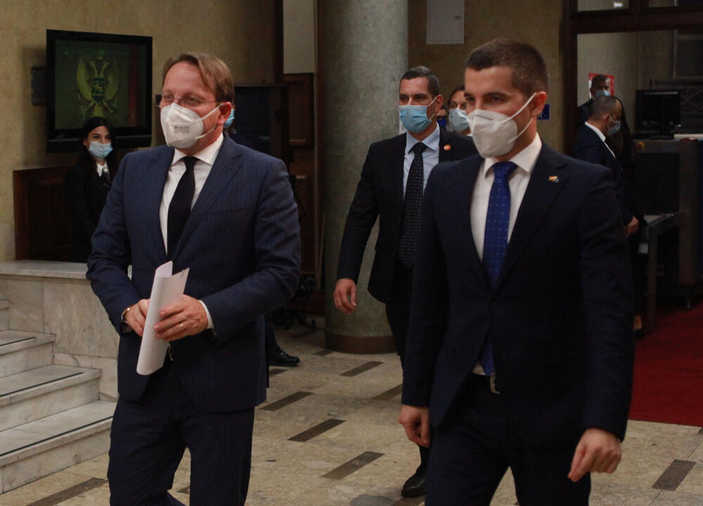 <p>Odgovor na ključne izazove je javna uprava koja dobro funkcioniše i nadovezivanje na napredak koji je već ostvaren, istakao je Varhelji</p>