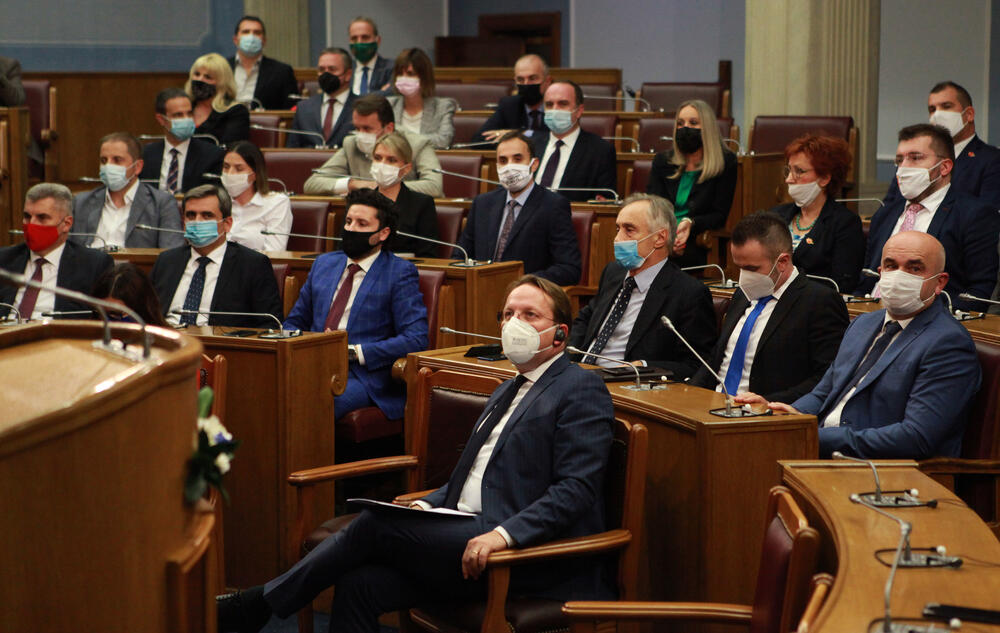 <p>Odgovor na ključne izazove je javna uprava koja dobro funkcioniše i nadovezivanje na napredak koji je već ostvaren, istakao je Varhelji</p>