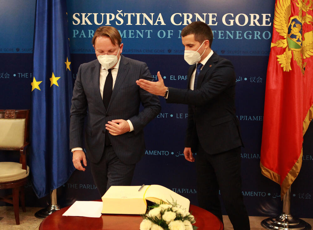 <p>Odgovor na ključne izazove je javna uprava koja dobro funkcioniše i nadovezivanje na napredak koji je već ostvaren, istakao je Varhelji</p>