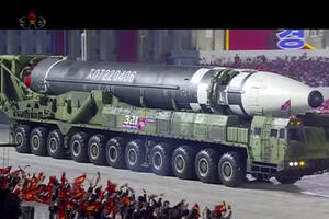 Interkontinentalna balistička raketa predstavljena na paradi u...