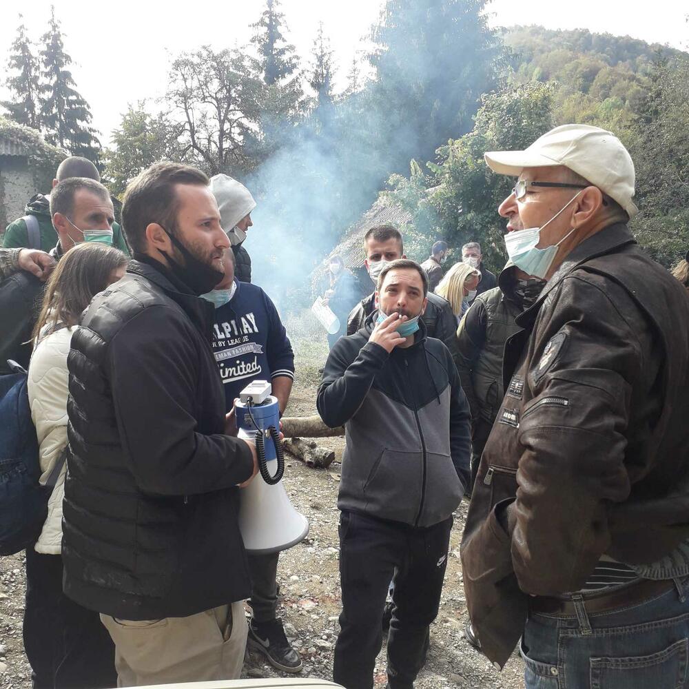 <p>Vasilije Ivanović, jedan od Rečinjana koji je protiv gradnje mHE, kazao je da će prestati i blokade, ali da će mještani posmatrati situaciju na terenu</p>