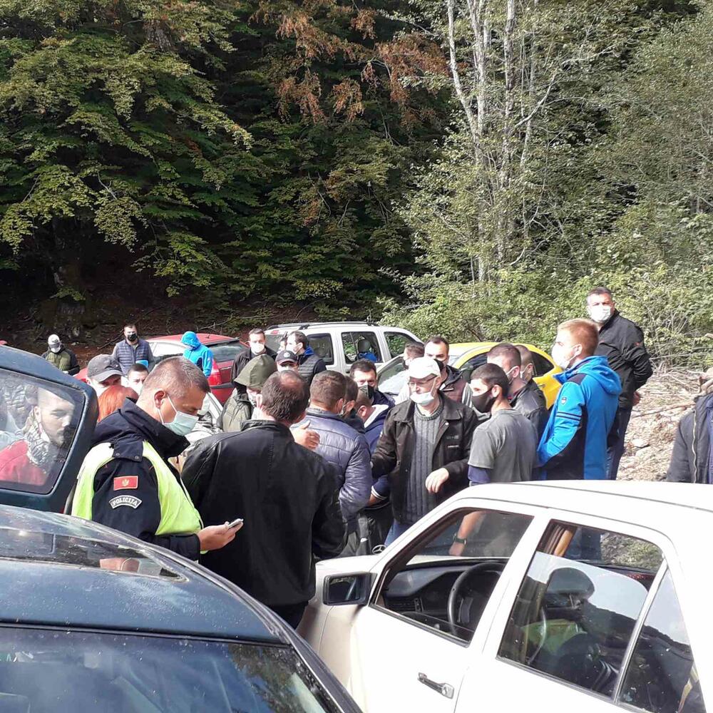 <p>Vasilije Ivanović, jedan od Rečinjana koji je protiv gradnje mHE, kazao je da će prestati i blokade, ali da će mještani posmatrati situaciju na terenu</p>