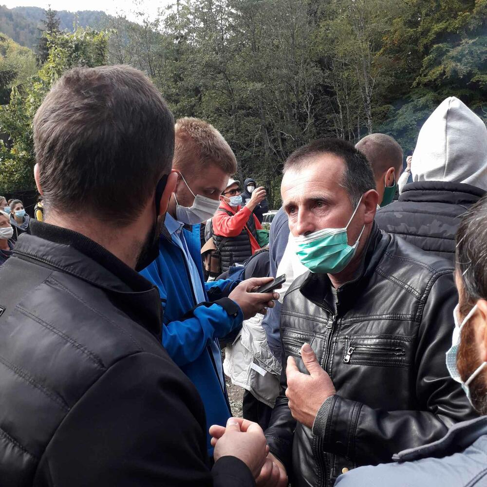 <p>Vasilije Ivanović, jedan od Rečinjana koji je protiv gradnje mHE, kazao je da će prestati i blokade, ali da će mještani posmatrati situaciju na terenu</p>