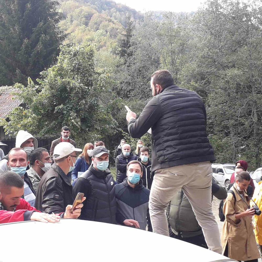 <p>Vasilije Ivanović, jedan od Rečinjana koji je protiv gradnje mHE, kazao je da će prestati i blokade, ali da će mještani posmatrati situaciju na terenu</p>