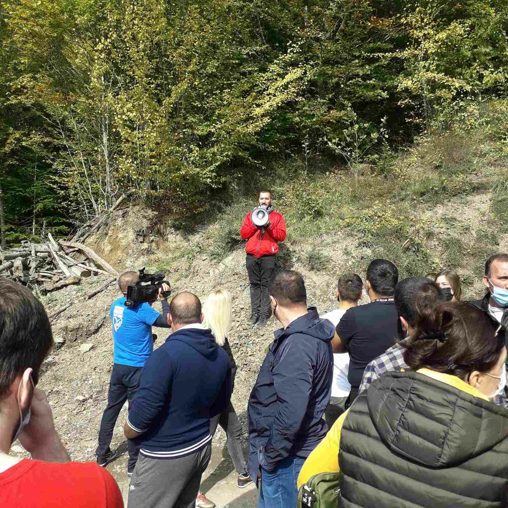 <p>Vasilije Ivanović, jedan od Rečinjana koji je protiv gradnje mHE, kazao je da će prestati i blokade, ali da će mještani posmatrati situaciju na terenu</p>