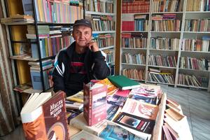 Bato sanja antikvarnicu