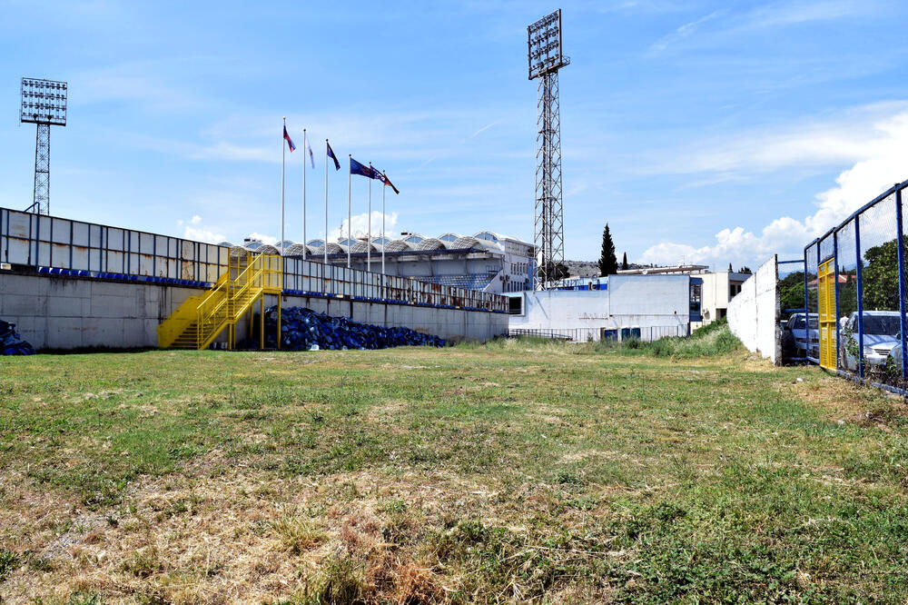 Istočna tribina podgoričkog Gradskog stadiona, Foto: Luka Zeković
