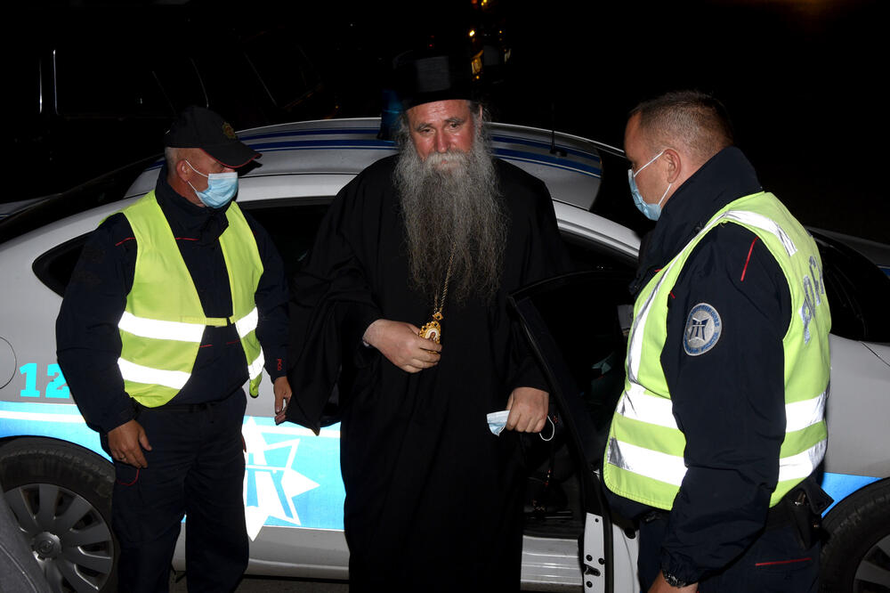 Sa privođenja vladike Joanikija u nikšićko tužilastvo, Foto: Luka Zeković