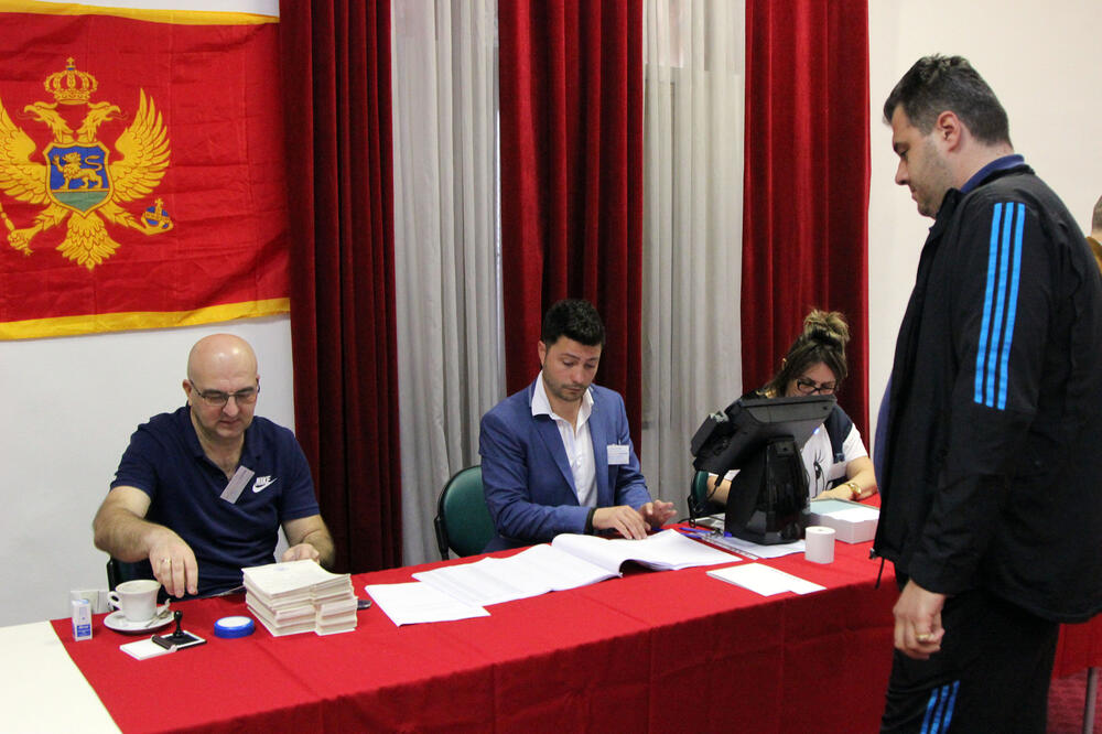 “Revidirati i postupak glasanja”: Sa biračkog mjesta, Foto: Filip Roganović